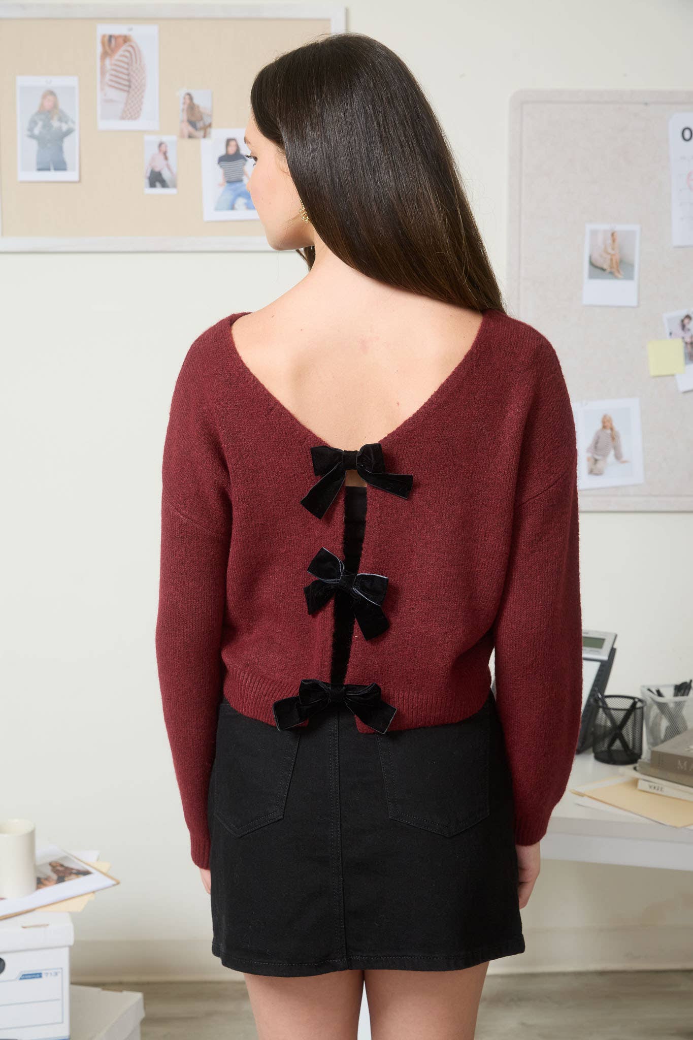 BACK VELVET BOW DETAIL KNIT PULLOVER SWEATER: BURGUNDY