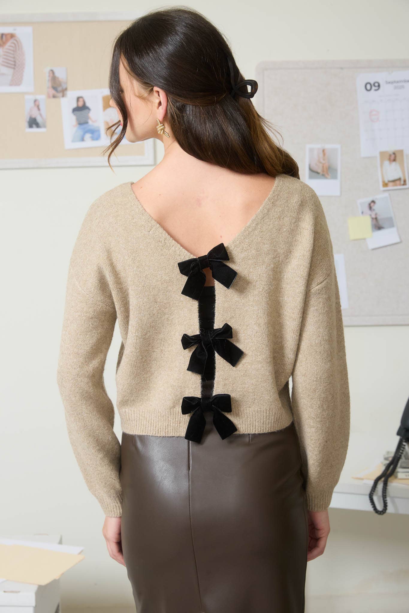 BACK VELVET BOW DETAIL KNIT PULLOVER SWEATER: BURGUNDY