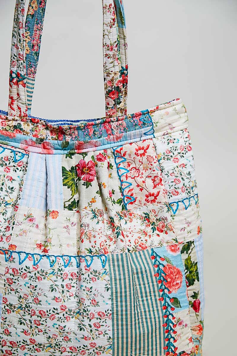 Quilted Patchwork Print Shoulder Tote Bag: IVORY/BLUE / Os