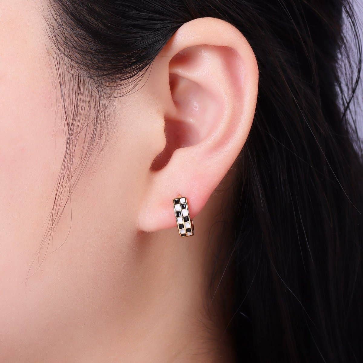 24K Gold Filled 13mm Checkered Enamel Huggie Cartilage Earrings | AD589